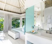 Villa Puro Blanco, Upstairs bathroom